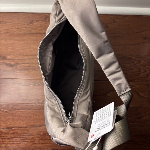Lululemon City Essentials Shoulder Bag 4L - Picture 6 of 8